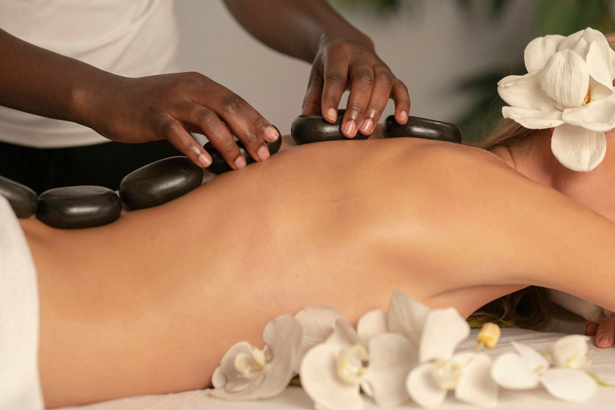 Massagem com pedras quentes e orquídeas
