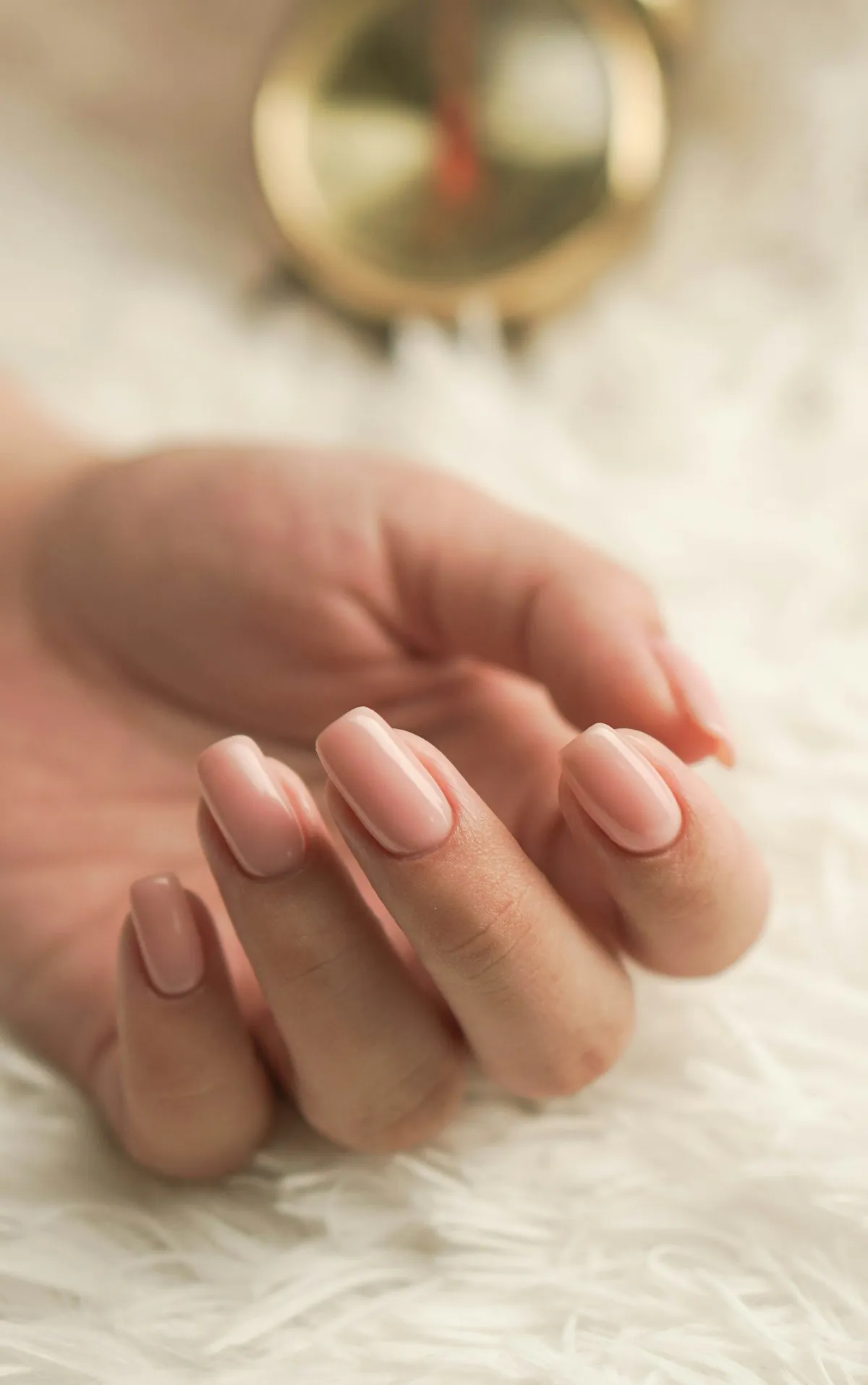 Manicure em rosa claro